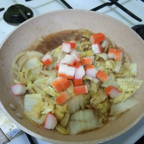 Tambahkan irisan crab stick, aduk rata
