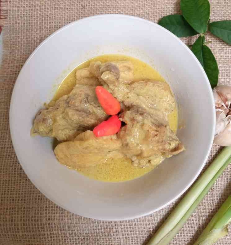 Proses memasak usus ayam bumbu kuning di wajan