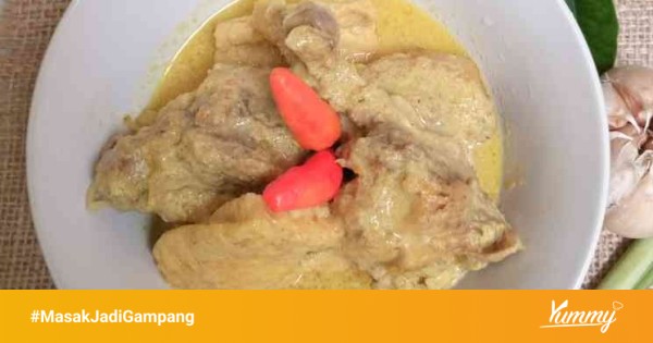 Proses memasak usus ayam bumbu kuning di wajan