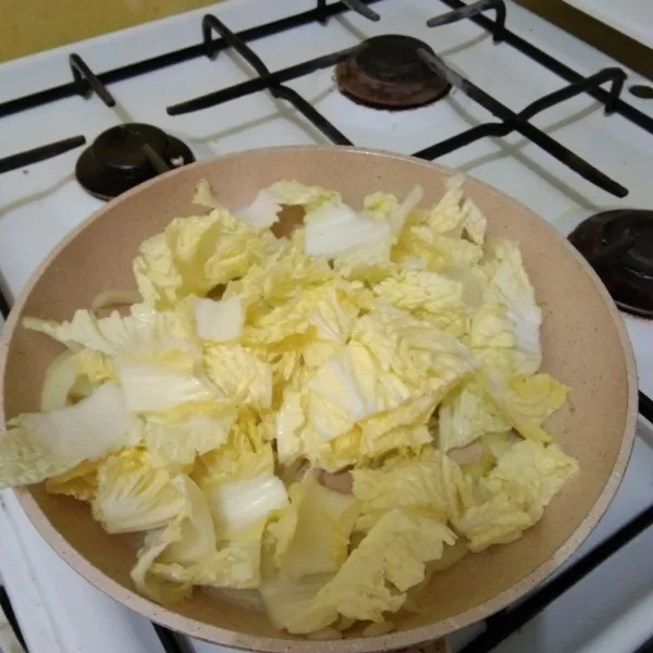 Masukan sawi putih, aduk rata tambahkan air, garam dan kaldu jamur