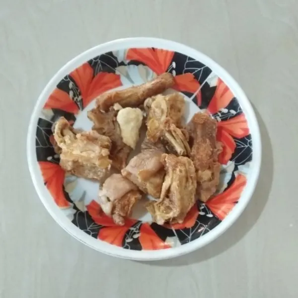 Cuci bersih tulang asin cucut, lalu goreng hingga matang, angkat, sisihkan.