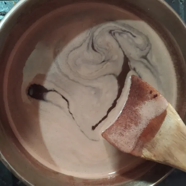 Masukkan puding coklat instan ke dalam panci lalu masukkan air sedikit demi sedikit sambil diaduk hingga rata. Masak sampai mendidih.