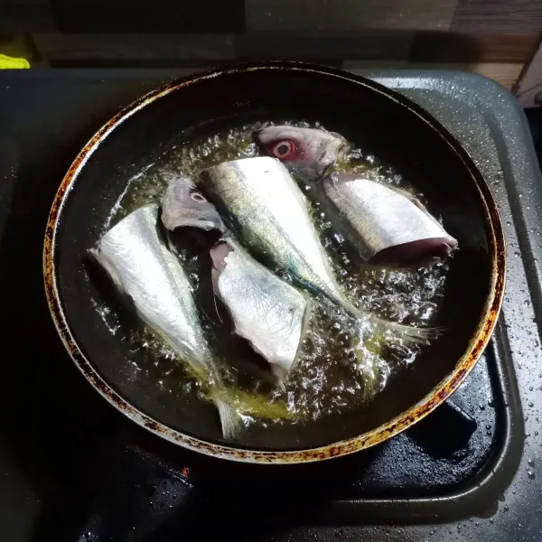 Bersihkan ikan kemudian goreng sampai matang.