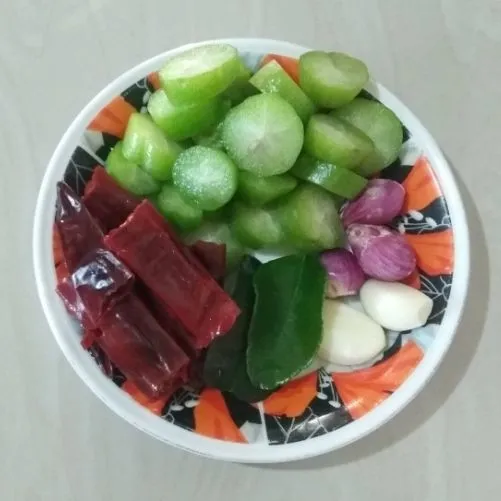 Siapkan semua bumbunya.