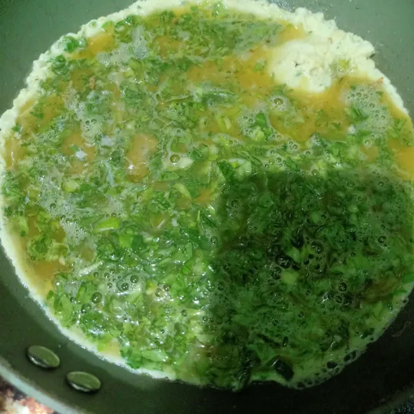 Siapkan wajan. Beri sedikit minyak goreng. Setelah panas, masukkan adonan omelet telur daun keciwis. Diamkan beberapa menit sampai satu sisi matang.
