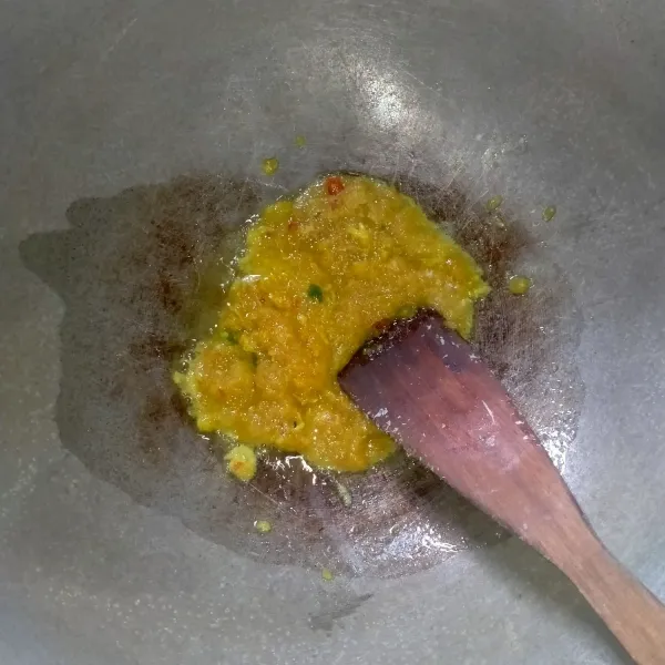 Haluskan bumbunya. Tumis hingga matang dan wangi.