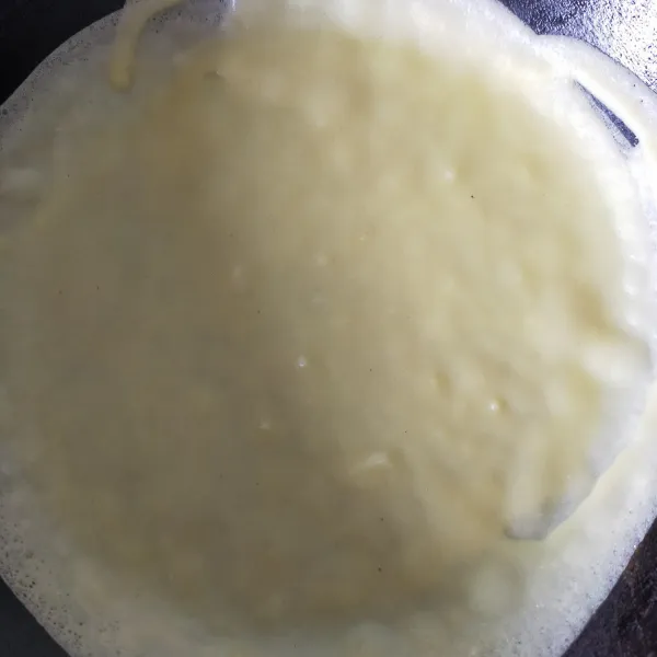 Panaskan pan yang telah diolesi margarin. Tuangi adonan sebanyak 1 sendok sayur, masak hingga matang.