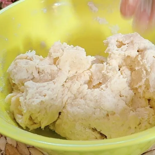 Campurkan tepung terigu, garam dan margarin, beri sedikit demi sedikit air, hingga tercampur saja jangan terlalu kalis, istirahatkan adonan selama membuat isiannya