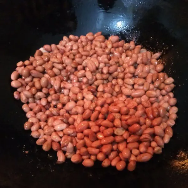 Goreng kacang tanah hingga matang, tiriskan