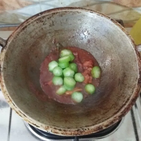 Masukan belimbing wuluh.