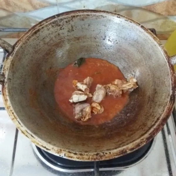 Masukan air, masukan tulang cucut, gula pasir, kaldu bubuk، dan garam. Aduk rata, korensi rasanya. Masak hingga bumbu agak menyusut / macak-macak.