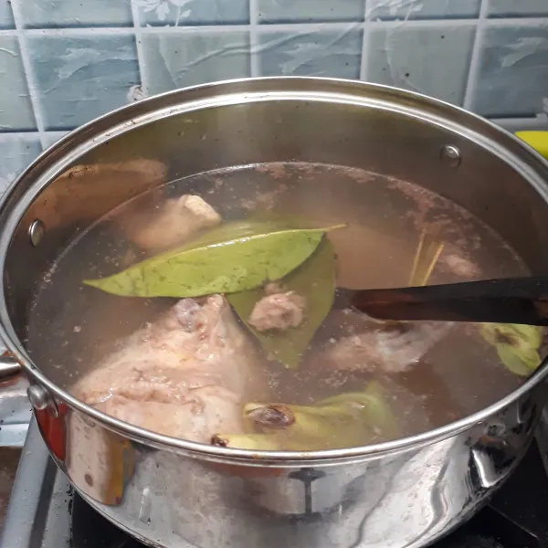 Rebus daging ayam bersama bahan bumbu segar hingga aroma bumbu & daging ayamnya  keluar.