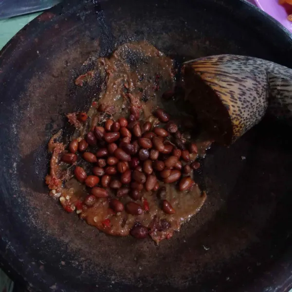 Masukkan kacang tanah goreng, haluskan