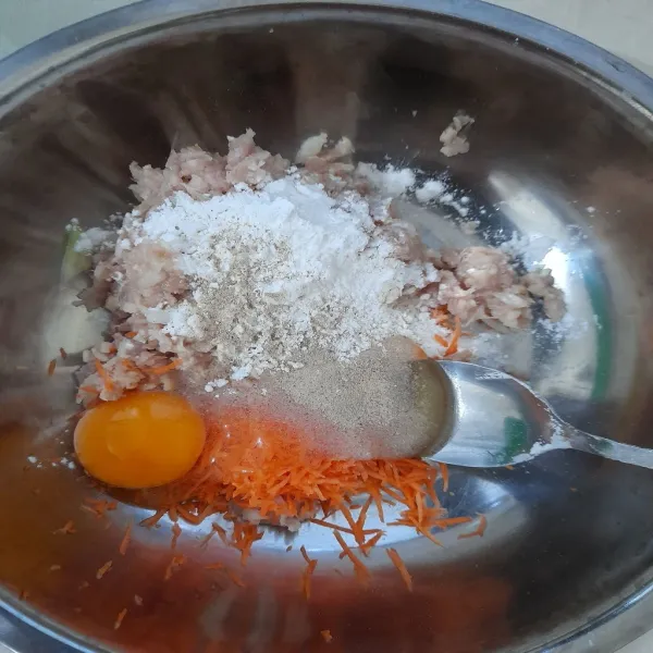 Tuang ke dalam baskom tambahkan telur, tepung, garam dan merica, aduk rata