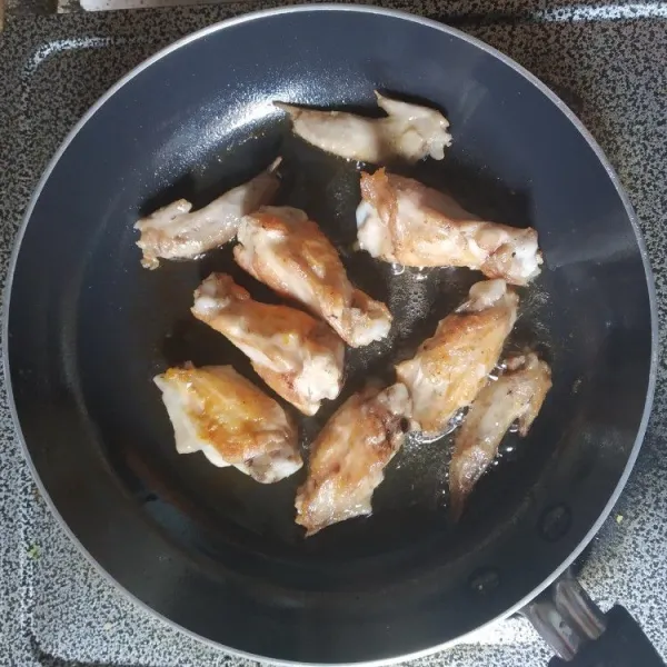 Potong-potong sayap, beri sedikit garam, kemudian goreng dengan sedikit minyak hingga keemasan