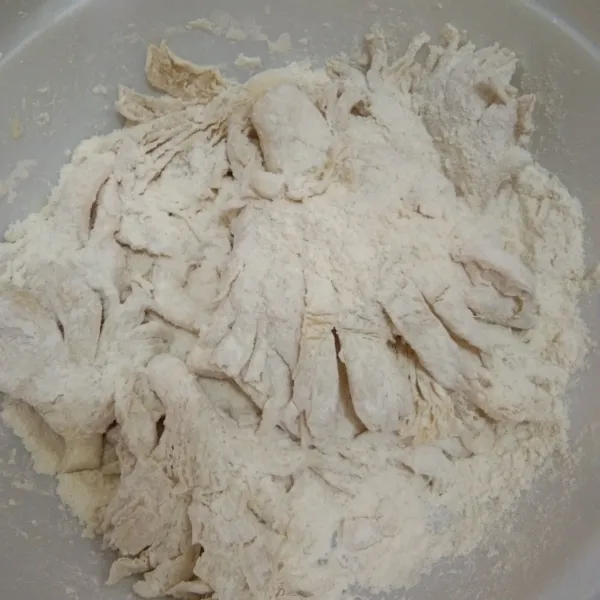 Tambahkan tepung terigu, tepung serbaguna, garam dan kaldu jamur, aduk rata hingga tepung menempel pada jamur