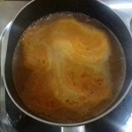 Rebus air hingga mendidih, masukkan bumbu halus dan didihkan kembali