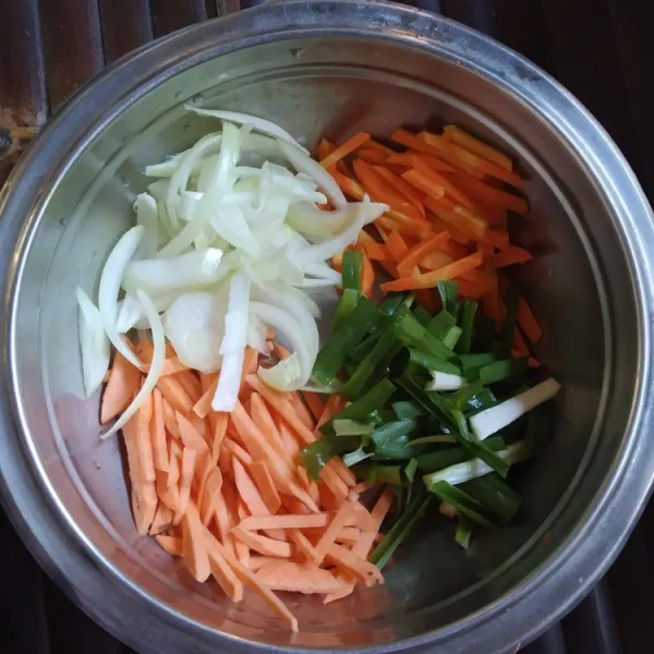 Potong-potong sayuran dan ubi jalar bentuk korek api, kemudian cuci bersih, tiriskan