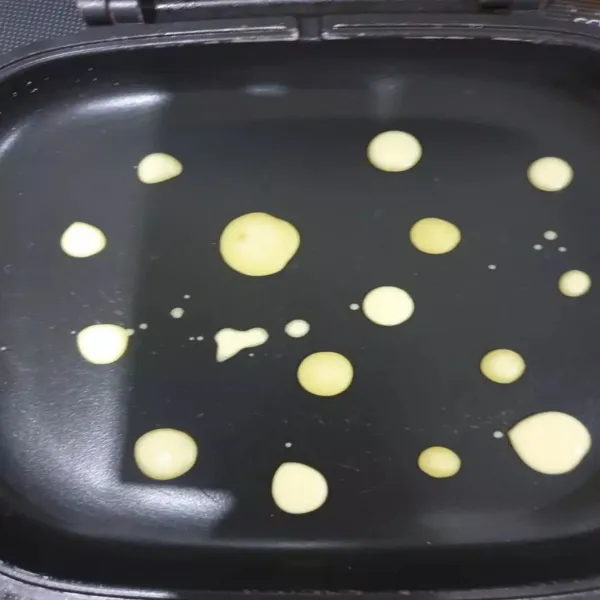 Panaskan teflon lalu ambil 1 sdm adonan hijau lalu ditetes bulat bulat kecil.