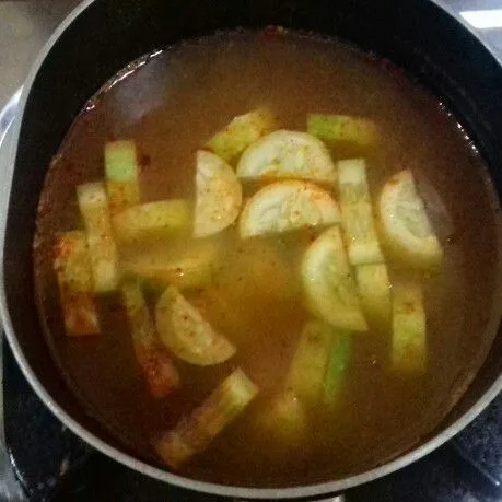 Masukkan timun, didihkan hingga timun agak empuk. Masukkan garam, gula, dan kaldu jamur