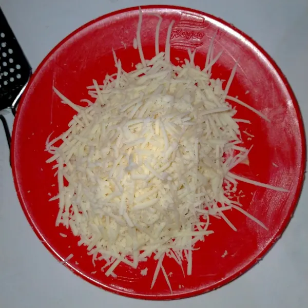 Parut kejunya, sisihkan.