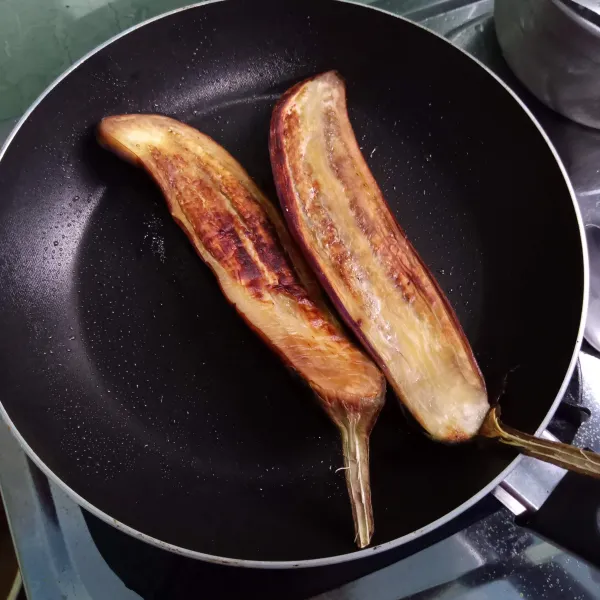 Balik bila sudah kuning kecoklatan. Bakar sampai sisi luar juga matang