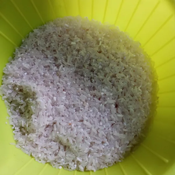 Cuci bersih beras terlebih dulu