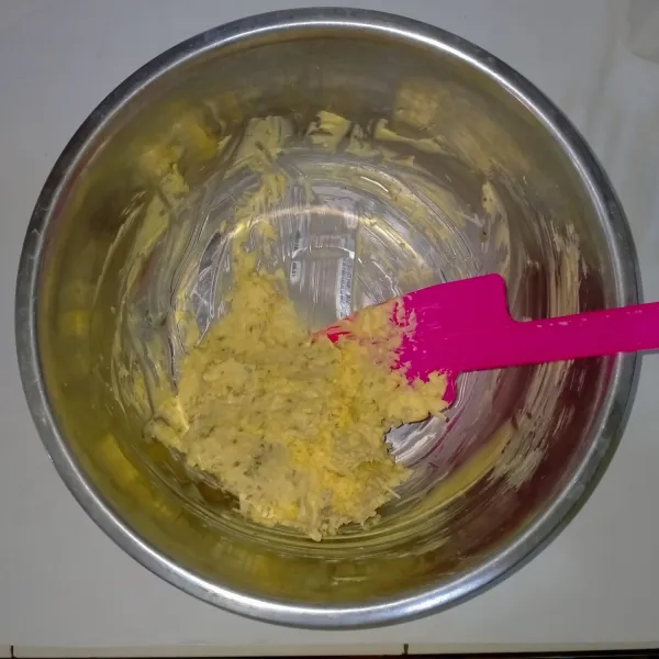 Tambahkan oregano dan bubuk bawang putih. Aduk rata menggunakan spatula.