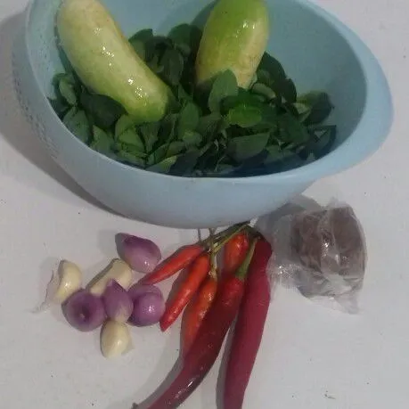 Siapkan bahan, haluskan bawang-bawang, cabai dan terasi.