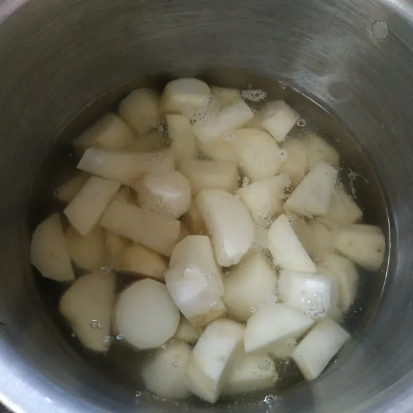 Rebus air secukupnya sampai mendidih. Setelah mendidih masukkan ubi rebus sampai empuk.