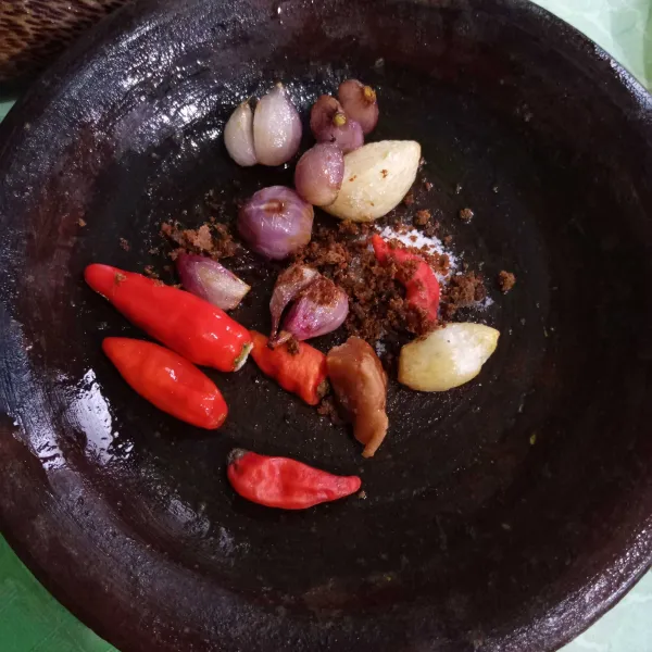 Goreng dulu duo bawang dan cabai. Lalu haluskan bersama garam, gula merah dan terasi