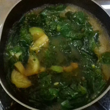 Masukkan daun katu. Didihkan sebentar saja. Koreksi rasa, matikan api dan siap dihidangkan.