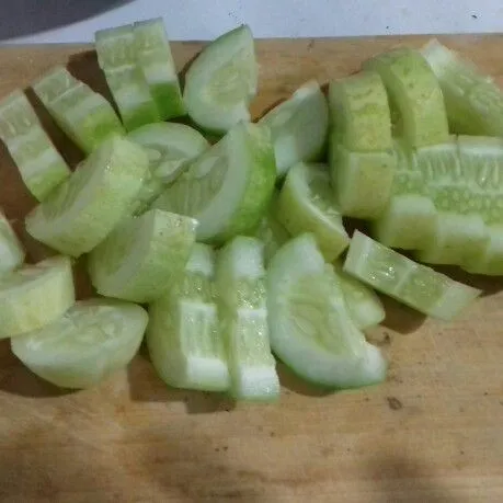 Sambil menunggu kuahnya mendidih, cuci dan potong-potong timun.