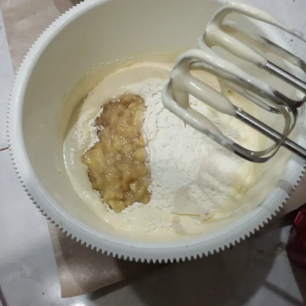 Masukkan tepung terigu dan pisang lumat, aduk asal rata.