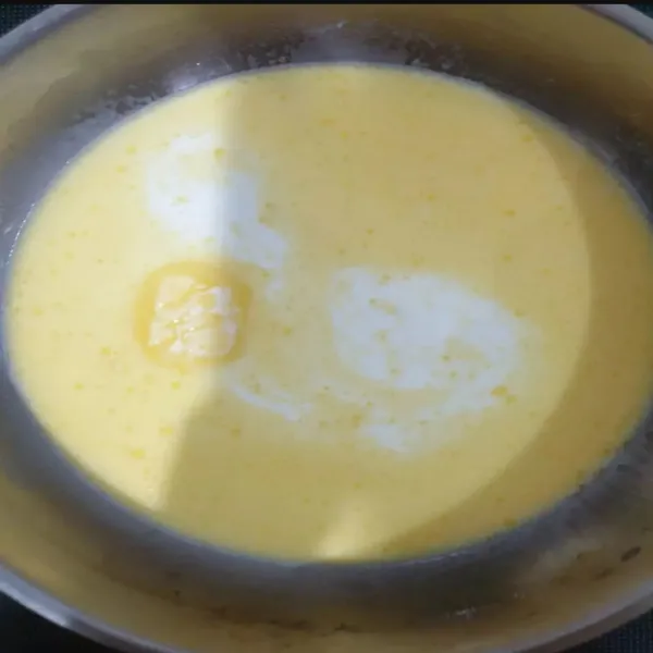 Isian Cream : 
Panaskan susu dan butter atau margarine sampai mendidih. Diamkan.