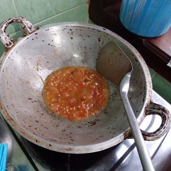Tumis lagi sambal sampai harum dan matang. Sajikan