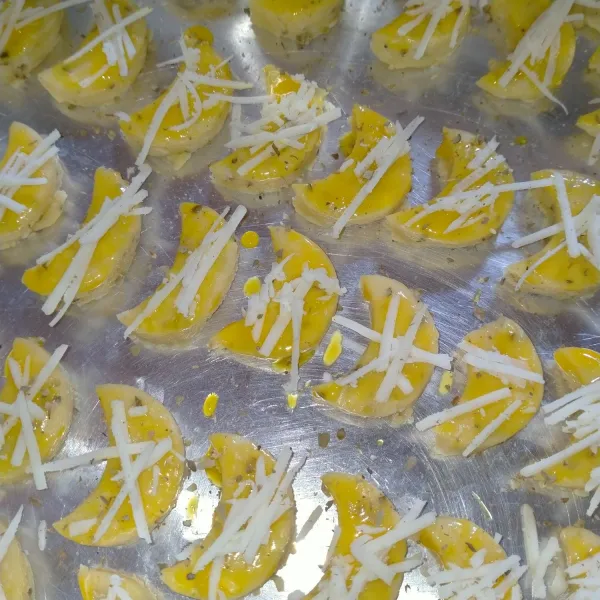 Panaskan oven terlebih dahulu. Beri taburan oregano dan keju parut. Oven hingga matang.