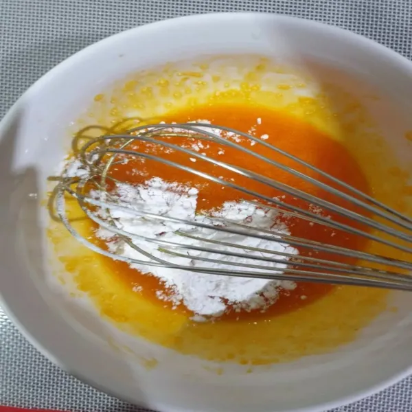 Kocok kuning telur, gula, garam, tepung maizena sampai tercampur rata.