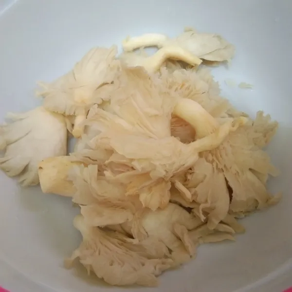 Cuci dan peras jamur tiram