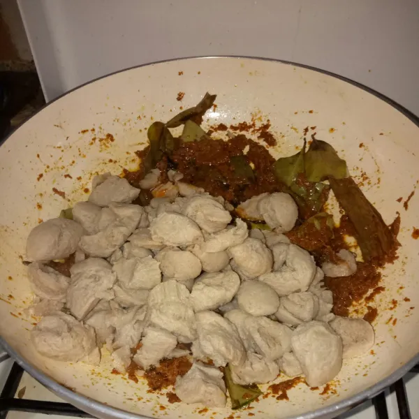 Masukkan proteina, aduk rata