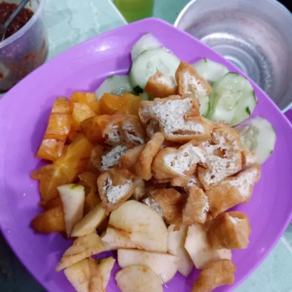 Potong buah-buahan dan tahu sesuai selera