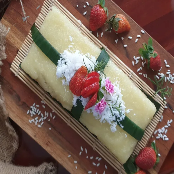 Cara menghias :
Gunting daun pisang menyerupai pita lalu diikat di kue Wajit Talam Singkong. Taburkan parutan kelapa , lalu beri buah strawberry, bunga dan kembang sebagai pemanis. Siap disajikan. Selamat mencoba