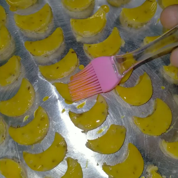 Cetak dengan cetakan berbentuk bulan sabit lalu tata di atas loyang yang sudah diolesi dengan minyak goreng. Lalu oles permukaan kue dengan kuning telur.