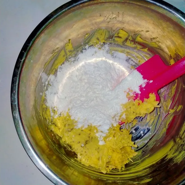 Tambahkan tepung maizena dan terigu. uUleni hingga kalis.