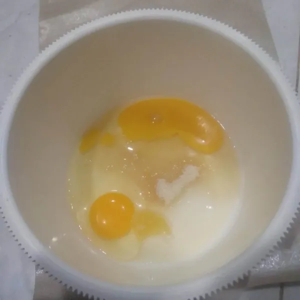 Dalam wadah masukkan telur, gula pasir dan SP. Kocok dengan kecepatan tinggi hingga putih kental berjejak.