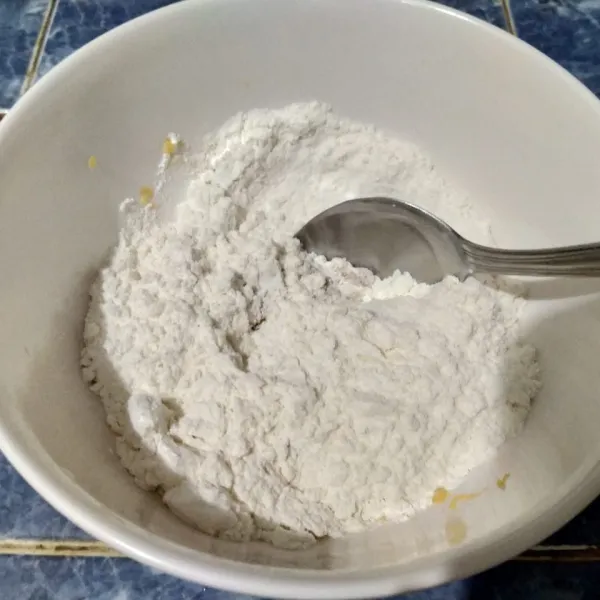 Dalam wadah, campurkan gula pasir, tepung terigu, bubuk fiber creme, susu bubuk. Aduk.