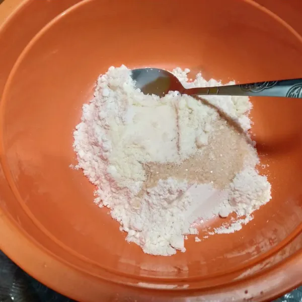 Campur tepung, gula dan susu bubuk dalam wadah. Aduk rata.