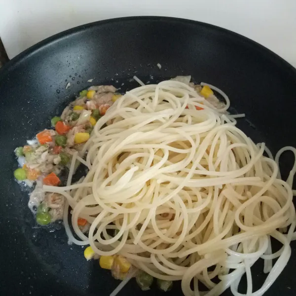Ambil saos tuna dan sayur dalam wajan, tambahkan spageti.