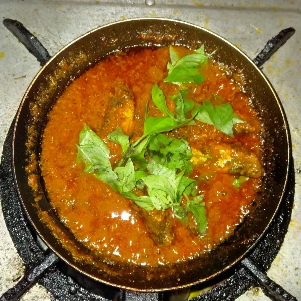 Bila sudah menyusut, beri penyedap rasa dan masukkan kemangi. Aduk sebentar.