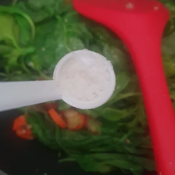 Tambahkan saus tiram, garam dan gula. Koreksi rasa